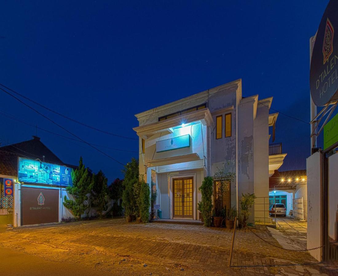D'Talent Hotel Джокьякарта Экстерьер фото